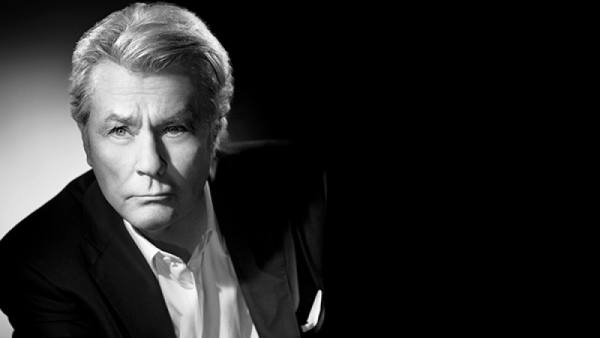 آلن دلون نخل طلای افتخاری می‌گیرد